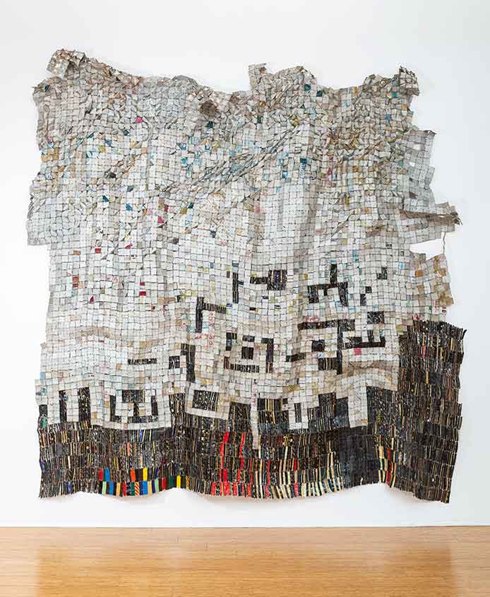 El Anatsui, Clouds gathering over the city, 2023. Aluminium and copper wire, 386 x 282 cm. Photos: Jonathan Greet