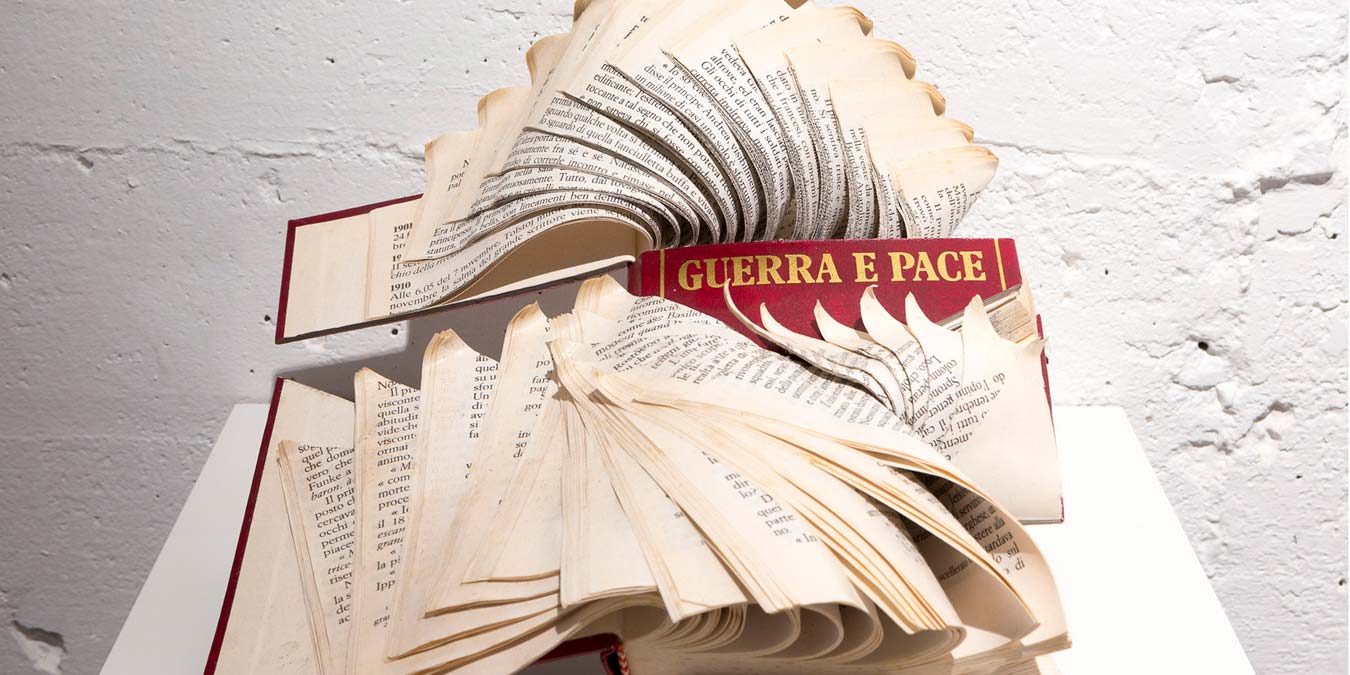 Jukhee Kwon, Guerra e pace, 2020. Paper (1 book), 30 x 20 cm.