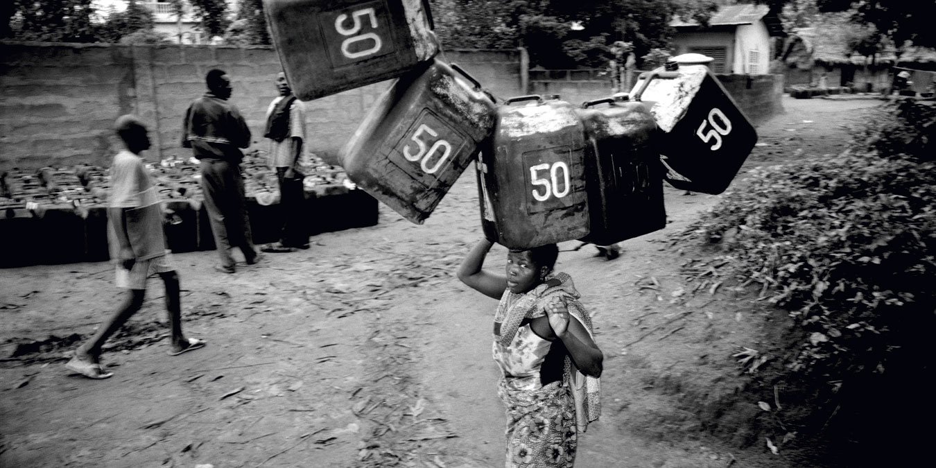 Romuald Hazoumè, Croissant de lune, 2004. Baryte print, 80 x 120 cm.
