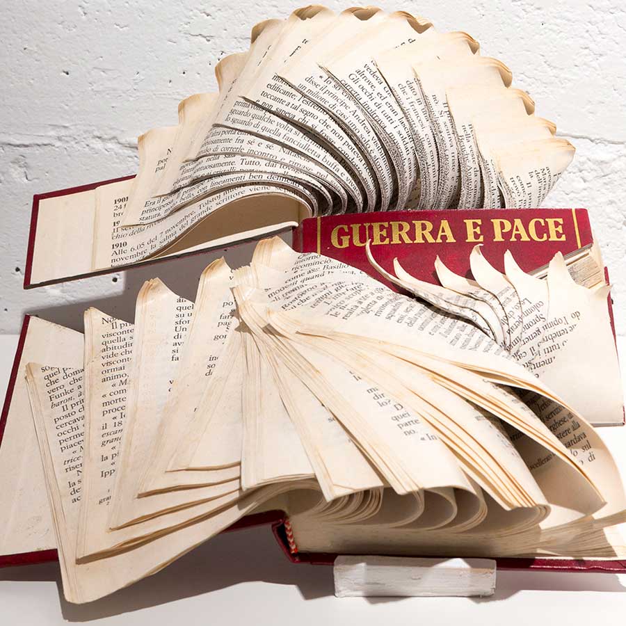 Jukhee Kwon, Guerra e pace, 2020. Paper (1 book), 30 x 20 cm.