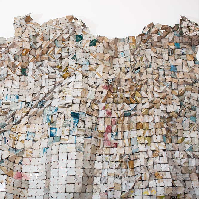 El Anatsui, Clouds gathering over the city (detail), 2023. Aluminium and copper wire, 386 x 282 cm.