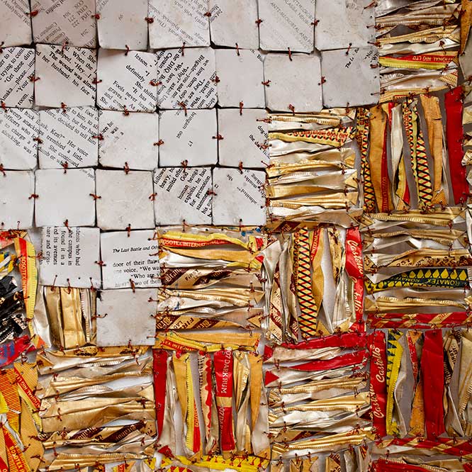 El Anatsui, When a gate closes (detail), 2023. Aluminium and copper wire, 270 x 350 cm.